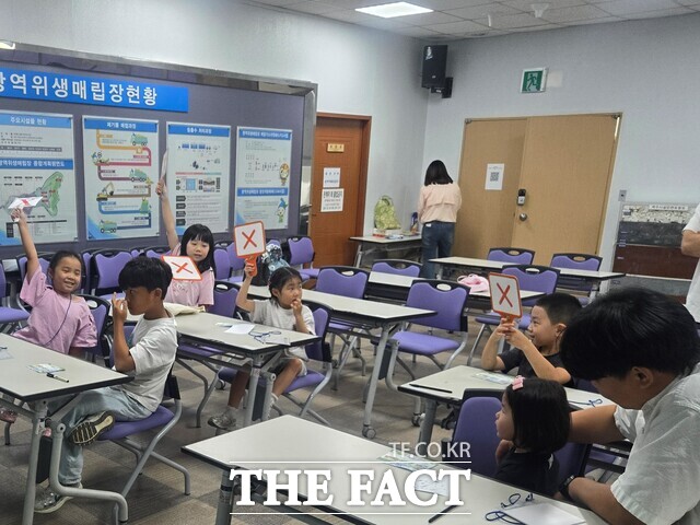 광주환경공단이 임직원 자녀를 대상으로 환경기초시설을 견학시키면서 기초 환경 교육을 실시해 호응을 얻었다. /광주환경공단