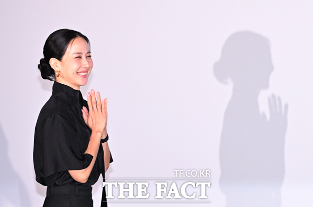 배우 조여정이 21일 서울 용산구 CGV 용산 아이파크몰에서 열린 영화 '가능한 사랑' 언론시사회 및 기자간담회에 참석해 포즈를 취하고 있다. /이새롬 기자