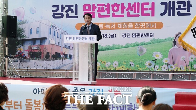 강진원 강진군수가 '강진맘편한센터' 개관을 축하하고 있다. /강진군