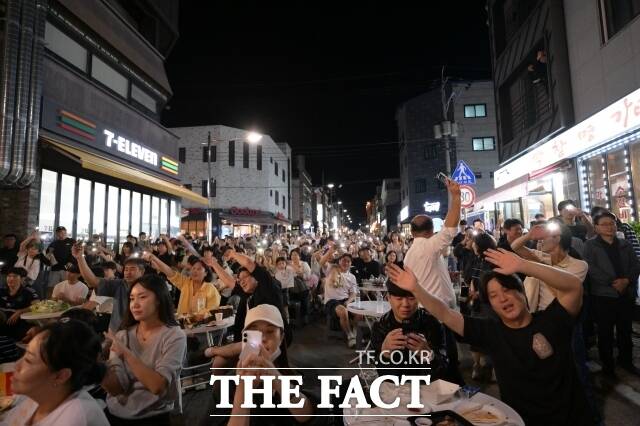 논산 청년센터 개소식 및 청청페스티벌에 참가한 청년들이 즐거운 시간을 보내고 있다. /논산시