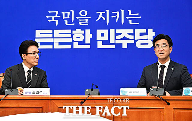 김민석 더불어민주당 대표(왼쪽)가 21일 오후 서울 여의도 국회에서 오준호 기본소득당 대표를 접견하며 취임 축하 난을 선물하고 있다. /국회=배정한 기자