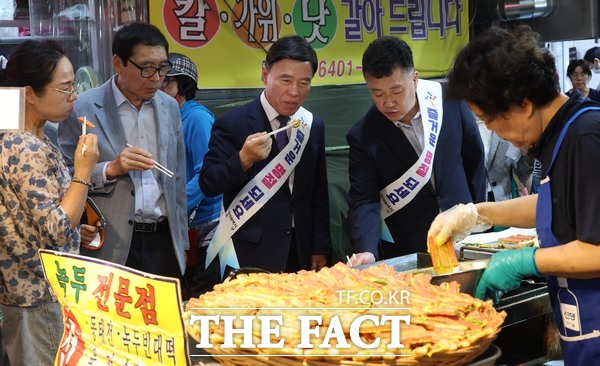 지난 18일 중앙시장에서 진행된 장보기행사에 참석한 황인호 동구청장 /대전시 동구