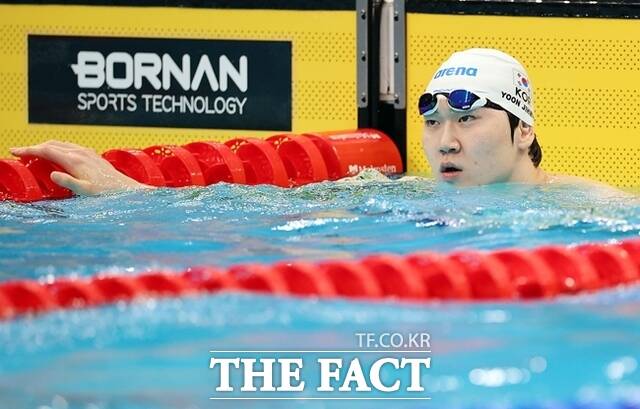 21일(현지 시간) 오후 일본 도쿄도 고토구 도쿄아쿠아틱스센터에서 열린 2026 아이치·나고야 아시안게임 경영 남자 배영 50m 결선에서 동메달을 획득한 윤지환이 기록 확인을 하고 있다. /도쿄(일본)=뉴시스