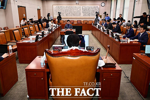 서영교 법사위원장이 21일 오후 서울 여의도 국회에서 열린 법제사법위원회 전체회의에 참석해 안건을 상정하고 있다. /국회=배정한 기자