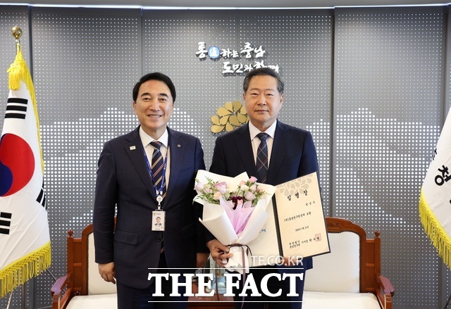 원성수 제13대 충남연구원장(오른쪽)이 21일 도청 접견실에서 박수현 충남도지사로부터 임명장을 받고 기념 촬영을 하고 있다. /충남도