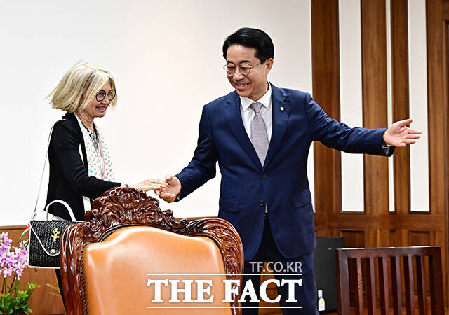 조정식 국회의장이 21일 오전 서울 여의도 국회에서 에밀리아 가토 주한 이탈리아 대사(왼쪽)를 접견하며 기념사진 촬영을 하고 있다. /국회=배정한 기자