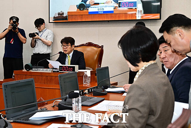 유의동 국토위원장이 21일 오후 서울 여의도 국회에서 열린 국토교통위원회 전체회의에 참석해 안건을 상정하고 있다. /국회=배정한 기자