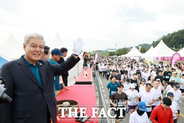문정우 금산군수가 지난 19일 제44회 금산세계인삼축제 기념 마라톤대회에 참석해 경기 참가자들에게 손을 흔들며 인사를 하고 있다. /금산군
