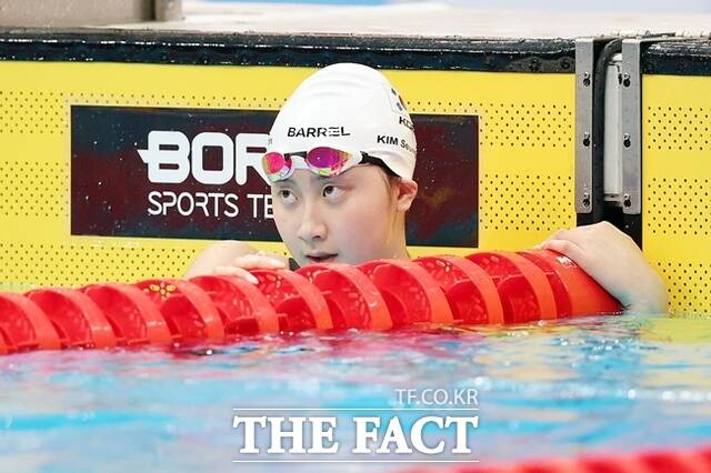 21일(현지 시간) 오후 일본 도쿄도 고토구 도쿄아쿠아틱스센터에서 열린 2026 아이치·나고야 아시안게임 경영 여자 배영 50m 결선에서 김승원이 기록 확인을 하고 있다. 김승원은 동메달을 획득했다. /도쿄(일본)=뉴시스