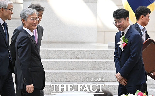 조희대 대법원장(오른쪽)과 김성수 신임 대법관이 대법관 취임식에 참석하고 있다.