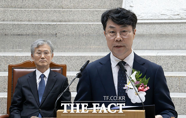 조희대 대법원장(오른쪽)과 김성수 신임 대법관이 대법관 취임식에 참석하고 있다.