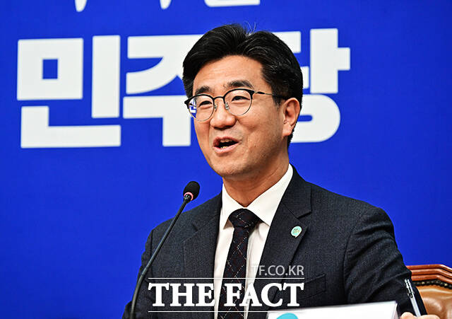 김민석 더불어민주당 대표(왼쪽)가 21일 오후 서울 여의도 국회에서 오준호 기본소득당 대표를 접견하며 취임 축하 난을 선물하고 있다. /국회=배정한 기자