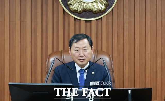 이건창 논산시의장이 21일 본회의장에서 제275회 제1차 정례회 제2차 본회의를 주재하고 있다. /논산시의회