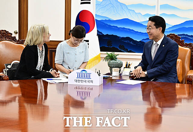 조정식 국회의장이 21일 오전 서울 여의도 국회에서 에밀리아 가토 주한 이탈리아 대사(왼쪽)를 접견하며 기념사진 촬영을 하고 있다. /국회=배정한 기자