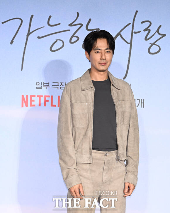 해외 일정으로 화상으로 참석한 배우 전도연(오른쪽)이 이창동 감독 및 출연 배우들과 인사하고 있다.