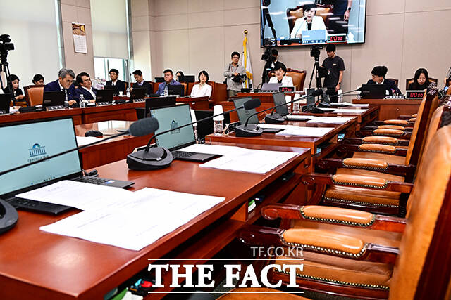 서영교 법사위원장이 21일 오후 서울 여의도 국회에서 열린 법제사법위원회 전체회의에 참석해 안건을 상정하고 있다. /국회=배정한 기자