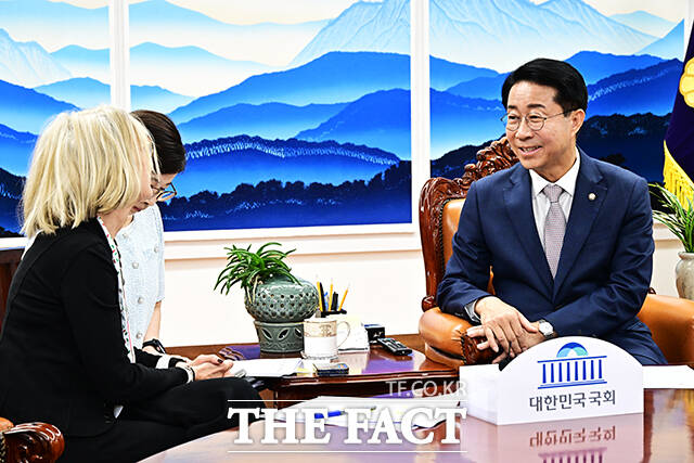 조정식 국회의장이 21일 오전 서울 여의도 국회에서 에밀리아 가토 주한 이탈리아 대사(왼쪽)를 접견하며 기념사진 촬영을 하고 있다. /국회=배정한 기자
