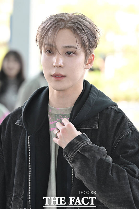 그룹 에이티즈의 윤호가 21일 오전 ‘밀라노 패션 위크 디젤 SS27 쇼’ 참석을 위해 인천국제공항에 도착해 이탈리아 밀라노 출국을 앞두고 취재진과 팬들에게 포즈를 취하고 있다. /인천국제공항=김성렬 기자