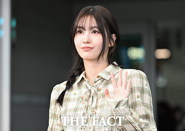 그룹 트와이스의 모모가 21일 오전 오니츠카타이거 패션쇼 참석차 인천 중구 인천국제공항을 통해 출국하고 있다. /인천국제공항=박상민 기자