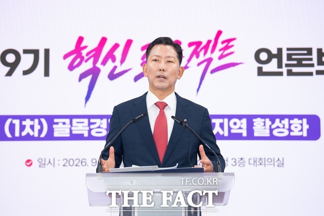 김장호 구미시장이 21일 구미시청 대회의실에서 열린 민선9기 혁신 프로젝트 언론브리핑에서 골목경제 활성화와 전통시장 재편, 구미역 열린광장 조성, 면 지역 활성화 등 주요 정책을 설명하고 있다. /정창구 기자