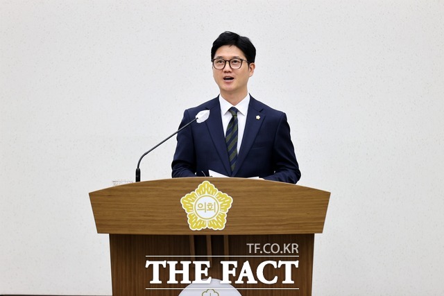 안요진 당진시의원은 21일 5분 자유발언을 통해 날로 증가하는 어린이 보호구역 내 교통사고를 예방하기 위한 보행자 중심 신호체계의 전면 확대를 촉구했다. /당진시의회