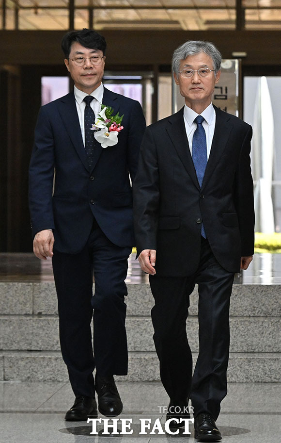 조희대 대법원장(오른쪽)과 김성수 신임 대법관이 대법관 취임식에 참석하고 있다.