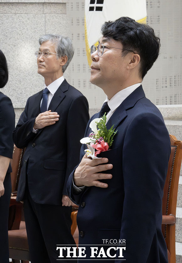 조희대 대법원장(오른쪽)과 김성수 신임 대법관이 대법관 취임식에 참석하고 있다.