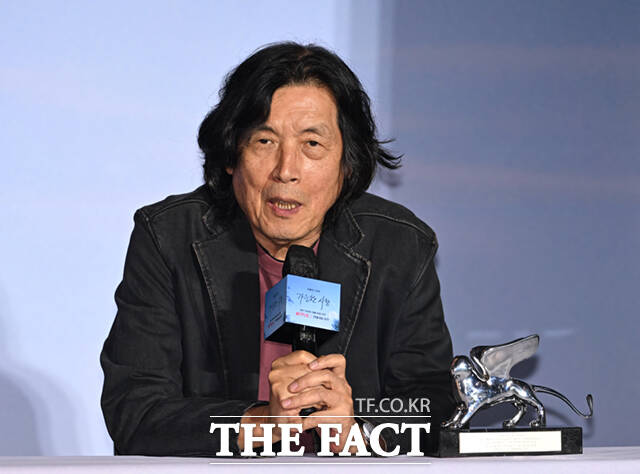 해외 일정으로 화상으로 참석한 배우 전도연(오른쪽)이 이창동 감독 및 출연 배우들과 인사하고 있다.
