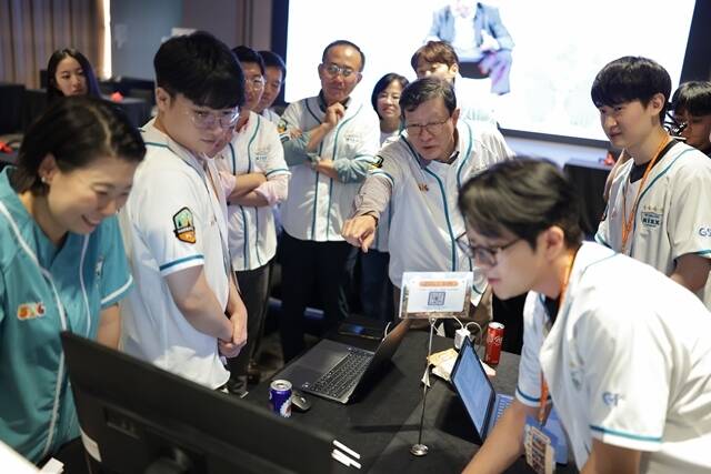 허태수 GS그룹 회장이 21일 서울 강남구 웨스틴 서울 파르나스에서 열린 제5회 GS그룹 해커톤에서 참가 직원들을 격려하고 있다. /GS그룹