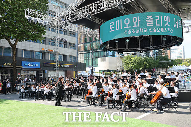 '서리풀 로컬 라이브'에서 신중오케스트라가 공연을 하고 있다. /서초구