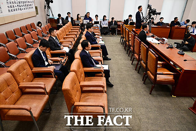 이재명 정부 2기 개각을 둘러싼 인사청문 정국에서 야당이 주도권을 끌어올리고 있다. 사진은 김승원 법무부 장관 후보자가 15일 오후 서울 여의도 국회에서 열린 인사청문회에 참석해 질의를 듣고 있는 모습. 이날 청문회는 증인·참고인 없이 진행됐다. /배정한 기자