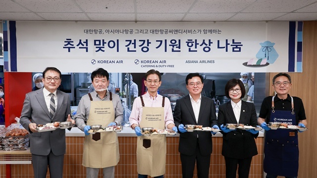 추석맞이 배식 봉사활동에 참여한 대한항공, 아시아나항공, 대한항공씨앤디서비스 임직원들이 기념사진을 촬영하는 모습. /대한항공