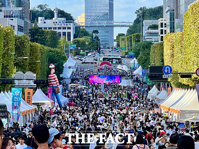 19~20일 서울 서초구 반포대로에서 '서리풀뮤직페스티벌'이 펼쳐지고 있다. /서초구