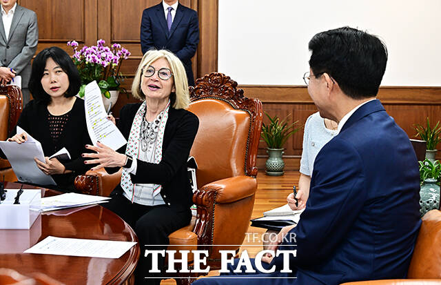 조정식 국회의장이 21일 오전 서울 여의도 국회에서 에밀리아 가토 주한 이탈리아 대사(왼쪽)를 접견하며 기념사진 촬영을 하고 있다. /국회=배정한 기자