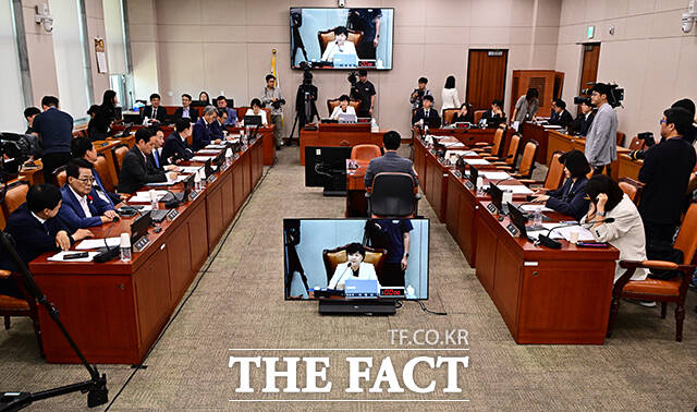 서영교 법사위원장이 21일 오후 서울 여의도 국회에서 열린 법제사법위원회 전체회의에 참석해 안건을 상정하고 있다. /국회=배정한 기자