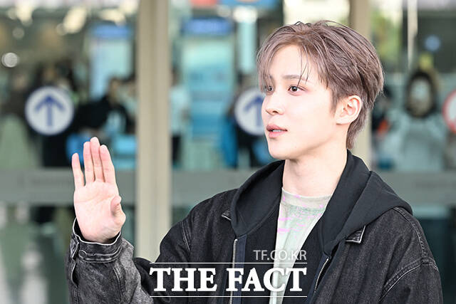 그룹 에이티즈의 윤호가 21일 오전 ‘밀라노 패션 위크 디젤 SS27 쇼’ 참석을 위해 인천국제공항에 도착해 이탈리아 밀라노 출국을 앞두고 취재진과 팬들에게 포즈를 취하고 있다. /인천국제공항=김성렬 기자