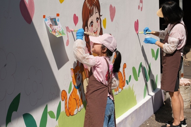 19일 경기 파주시 연풍마을 '행복나눔 벽화그리기' 봉사활동에 참여한 어린이 봉사단원이 벽화를 그리고 있다. /한국투자증권