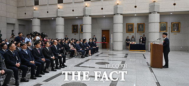 조희대 대법원장(오른쪽)과 김성수 신임 대법관이 대법관 취임식에 참석하고 있다.