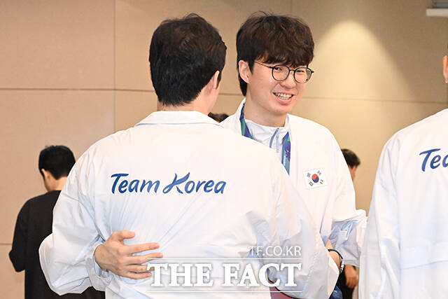 함께 포옹하는 이현중(오른쪽)과 이승현.