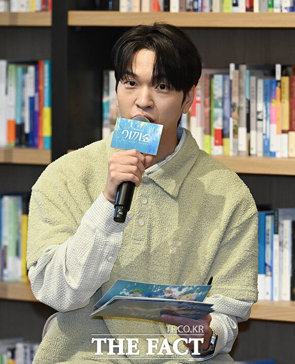 개그맨 유재필이 21일 오후 서울 강남구 최인아 책방에서 열린 창작 초연 뮤지컬 '이끼숲' 미디어 쇼케이스에 참석해 행사를 진행하고 있다. /박헌우 기자