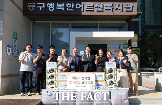 21일 오석진 대전시교육감이 동구행복한어르신복지관을 찾아 위문품을 전달하며 기념 촬영을 하고 있다. /대전시교육청