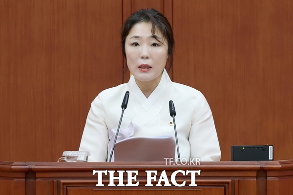 최지연 대전시의원이 21일 열린 제299회 제1차 정례회 제3차 본회의에서 비속살해죄 도입 및 생존아동 보호 촉구 건의안 제안설명을 하고 있다. /대전시의회