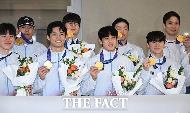 금메달 손에 쥔 채 기념촬영 하는 남자 농구대표팀.