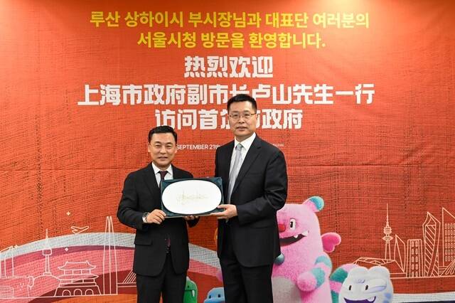 서울시는 지난 21일 정상훈 행정1부시장(왼쪽)과 루산 상하이시 부시장이 면담을 갖고 경제·산업, 문화·관광, 청년 분야의 교류 확대 방안에 대해 의견을 나눴다고 22일 밝혔다. /서울시