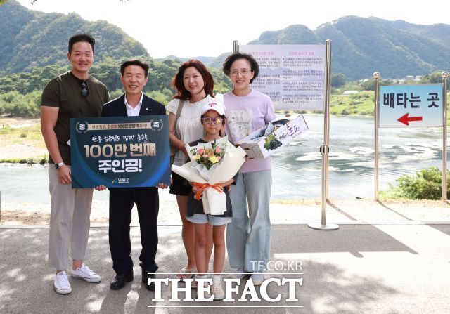 18일 유네스코 세계유산 영월군 청령포에서 100만 번째 관람객 축하 행사가 열리고 있다. /영월군