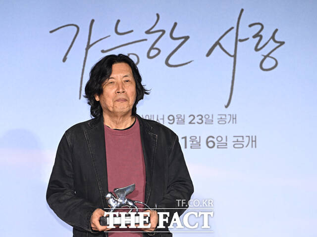 해외 일정으로 화상으로 참석한 배우 전도연(오른쪽)이 이창동 감독 및 출연 배우들과 인사하고 있다.