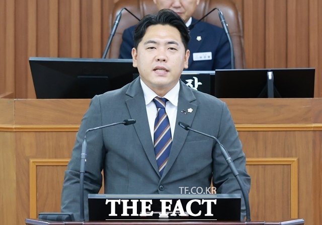 박민규 논산시의회 의원이 21일 시의회 제275회 제1차 정례회 제2차 본회의에서 5분 자유발언을 하고 있다. /논산시의회