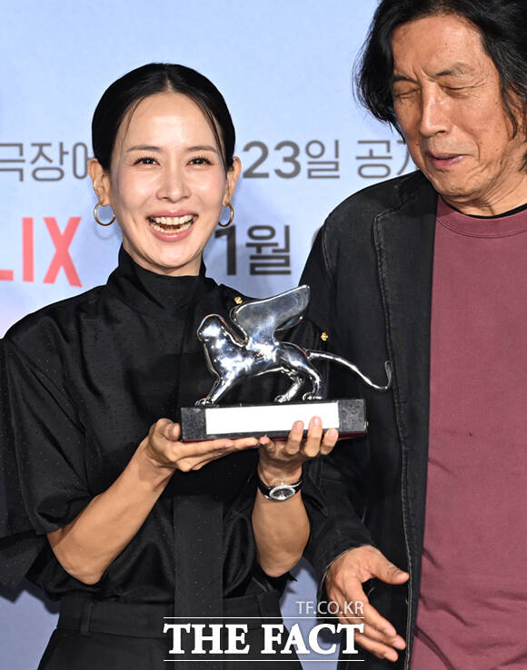 21일 서울 용산구 CGV 용산 아이파크몰에서 영화 '가능한 사랑' 언론시사회 및 기자간담회가 열린 가운데, 이창동 감독이 제83회 베네치아국제영화제에서 수상한 은사자상(심사위원 대상)을 출연 배우 조여정에게 건네고 있다. /이새롬 기자