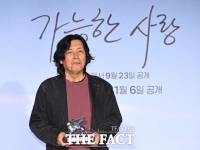  '은사자상' 든 이창동 감독 [포토]
