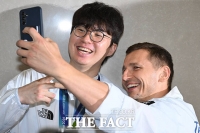  셀카 찍는 이현중과 니콜라이스 마줄스 감독 [포토]